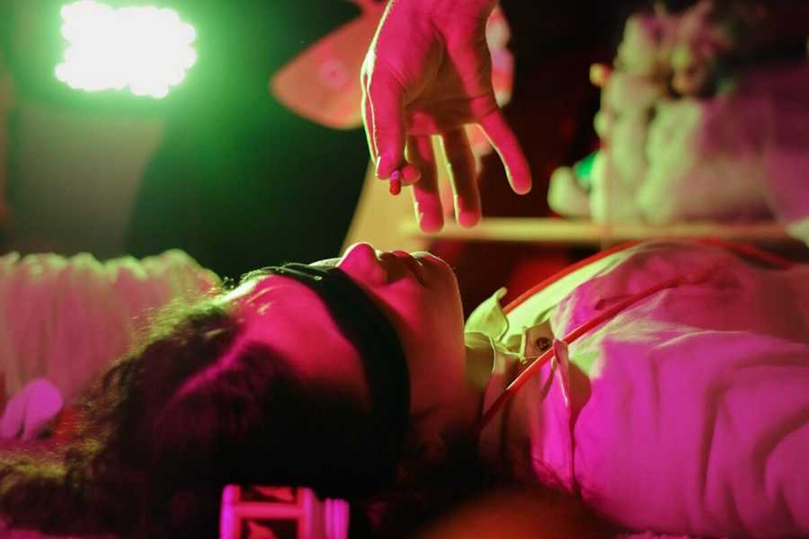 Квест в реальности Автобиография красного от компании Contrast Quest Квест в реальности Автобиография красного от компании Contrast Quest